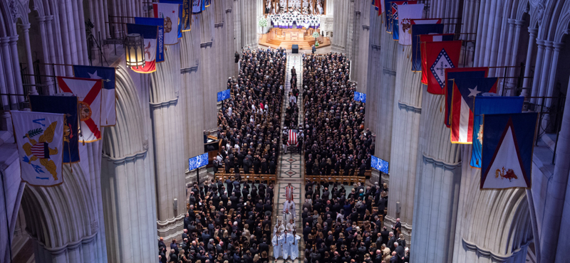 La bara di John McCain percorre la navata della cattedrale di Washington. (SAUL LOEB/AFP/Getty Images)