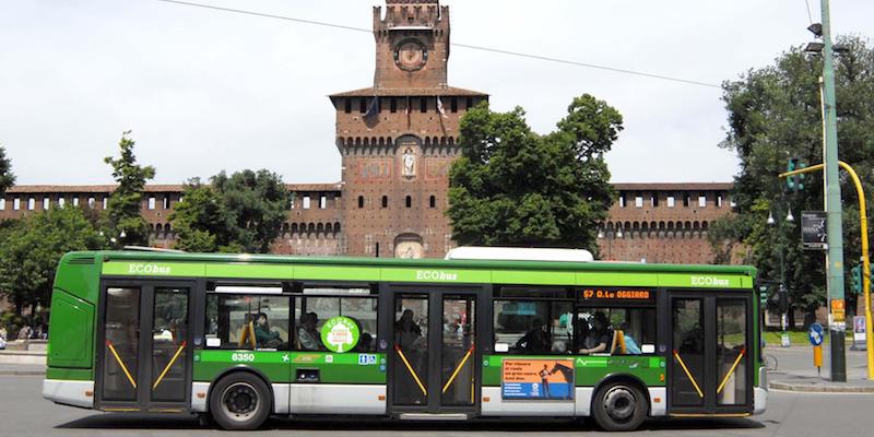 Un autobus a Milano (ANSA)