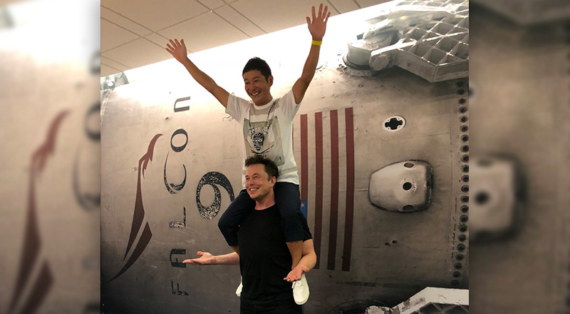 Il CEO di SpaceX, Elon Musk, porta sulle spalle il CEO di Zozotown, Yusaku Maezawa (Elon Musk su Twitter / SpaceX)