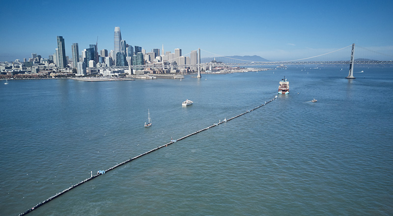 Il trasporto della barriera nella Baia di San Francisco (Ocean Cleanup)