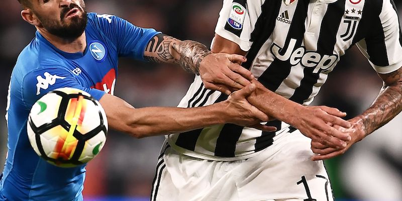 Elseid Hysaj e Mario Mandzukic durante Juventus-Napoli della scorsa stagione (MARCO BERTORELLO/AFP/Getty Images)