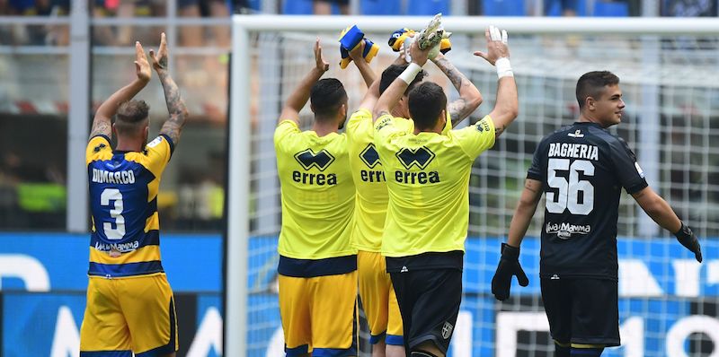 I giocatori del Parma salutano i loro tifosi dopo la vittoria al Meazza contro l'Inter (MIGUEL MEDINA/AFP/Getty Images)