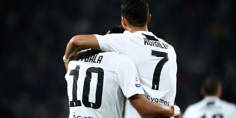Paulo Dybala e Cristiano Ronaldo dopo il primo gol segnato al Bologna mercoledì sera (MARCO BERTORELLO/AFP/Getty Images)