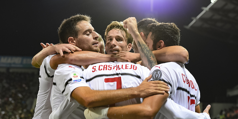 I giocatori del Milan esultano per il gol di Samuel Castillejo al Sassuolo (MIGUEL MEDINA/AFP/Getty Images)