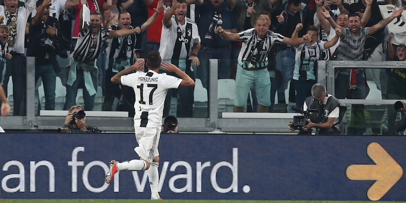 Mario Mandzukic esulta dopo il secondo gol segnato al Napoli nell'anticipo di Serie A (ISABELLA BONOTTO/AFP/Getty Images)