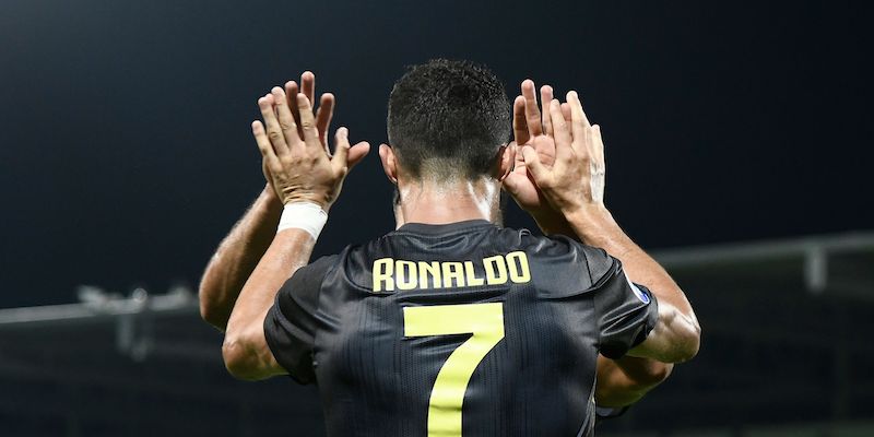 Cristiano Ronaldo esulta con Federico Bernardeschi il primo gol al Frosinone (FILIPPO MONTEFORTE/AFP/Getty Images)