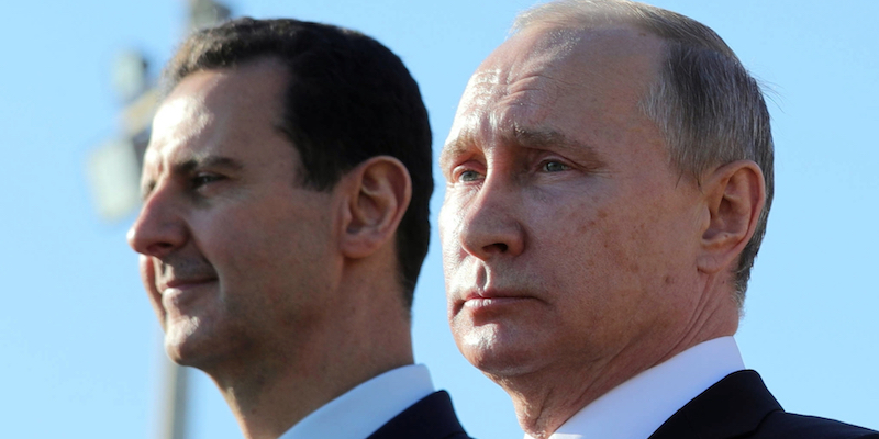 Il presidente russo Vladimir Putin e il presidente siriano Bashar al Assad alla base aerea di Hemeimeem, in Siria (Pool Photo via AP, File)
