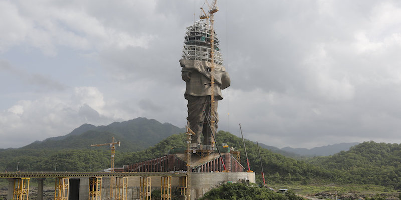 La statua di Sardar Patel in costruzione nello stato del Gujarat, in India, il 25 agosto 2018 (AP Photo/Ajit Solanki)