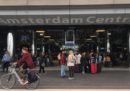 L'uomo che venerdì ha accoltellato due persone nella stazione centrale di Amsterdam lo avrebbe fatto come atto di terrorismo
