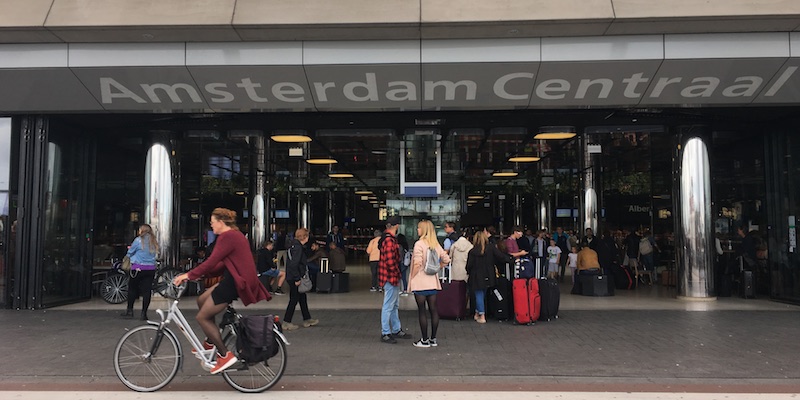 Alcune persone fuori dalla stazione centrale di Amsterdam il 31 agosto 2018, dopo l'accoltellamento di due cittadini americani (GERMAIN MOYON/AFP/Getty Images)