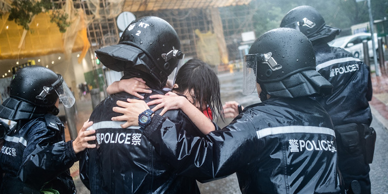 Una bambina salvata dalla polizia che l'ha trovata in un edificio crollato a Hong Kong, 16 settembre 2018 (Lam Yik Fei/Getty Images)