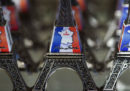 La polizia francese ha sequestrato 20 tonnellate di statuette della Torre Eiffel a Parigi