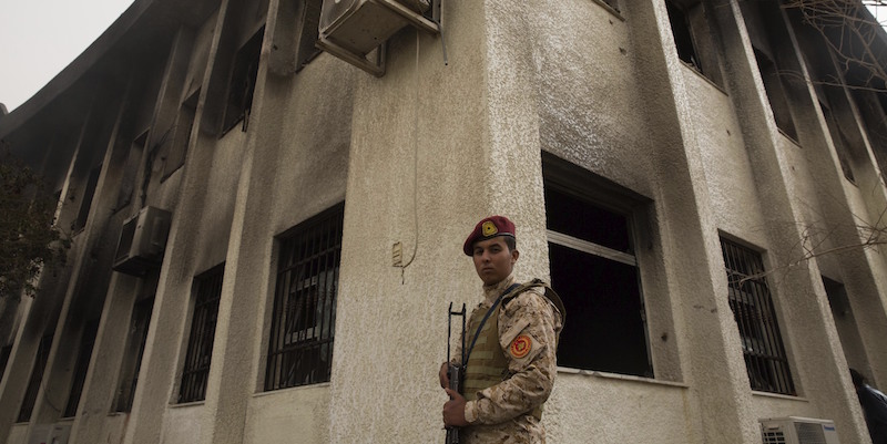 Un soldato a Tripoli, Libia (AP Photo/Mohamed Ben Khalifa)