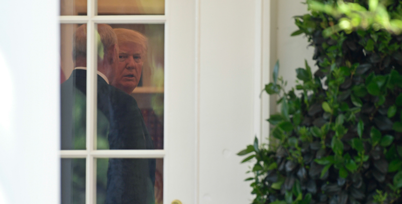 Donald Trump parla con il chief of staff della Casa Bianca John Kelly nello Studio Ovale. (AP Photo/Susan Walsh)