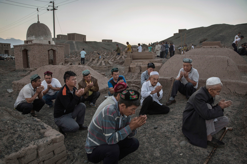 Uomini uiguri pregano nella provincia dello Xinjiang. (Kevin Frayer/Getty Images)
