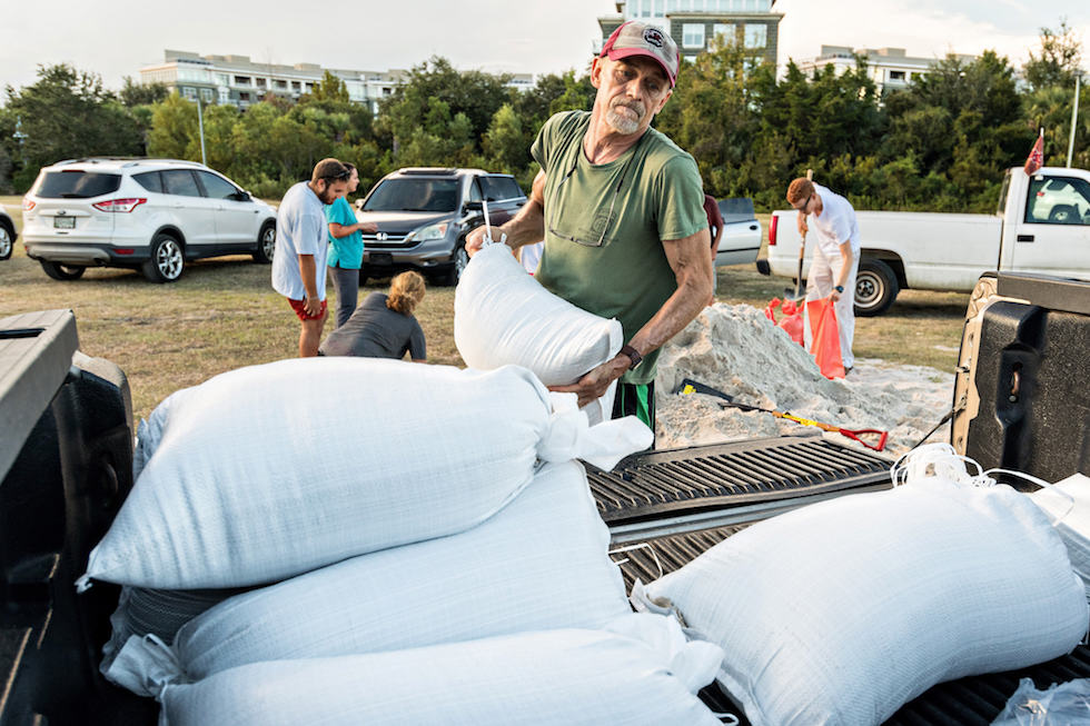 Un uomo carica sacchi di sabbia per prepararsi all'uragano Florence a Mount Pleasant, South Carolina, 10 settembre
(© Richard Ellis/ZUMA Wire)
