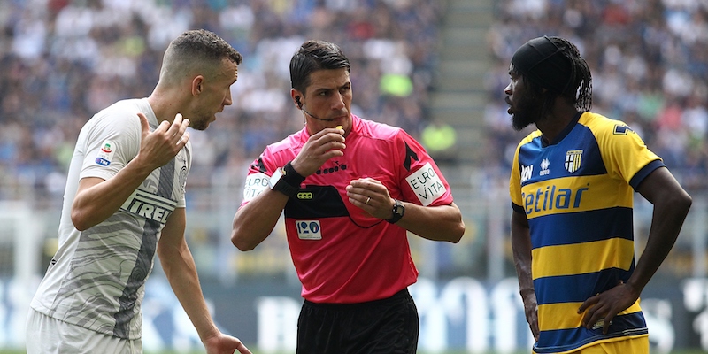 Ivan Perisic e Gervinho discutono con l'arbitro Gianluca Manganiello durante Inter-Parma (Spada/LaPresse)