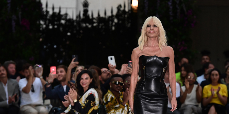 La stilista Donatella Versace (63) applaudita dal pubblico dopo la sfilata della collezione uomo e donna per la primavera/estate 2019 alla Settimana della moda di Milano, 16 giugno 2018
(MIGUEL MEDINA/AFP/Getty Images)