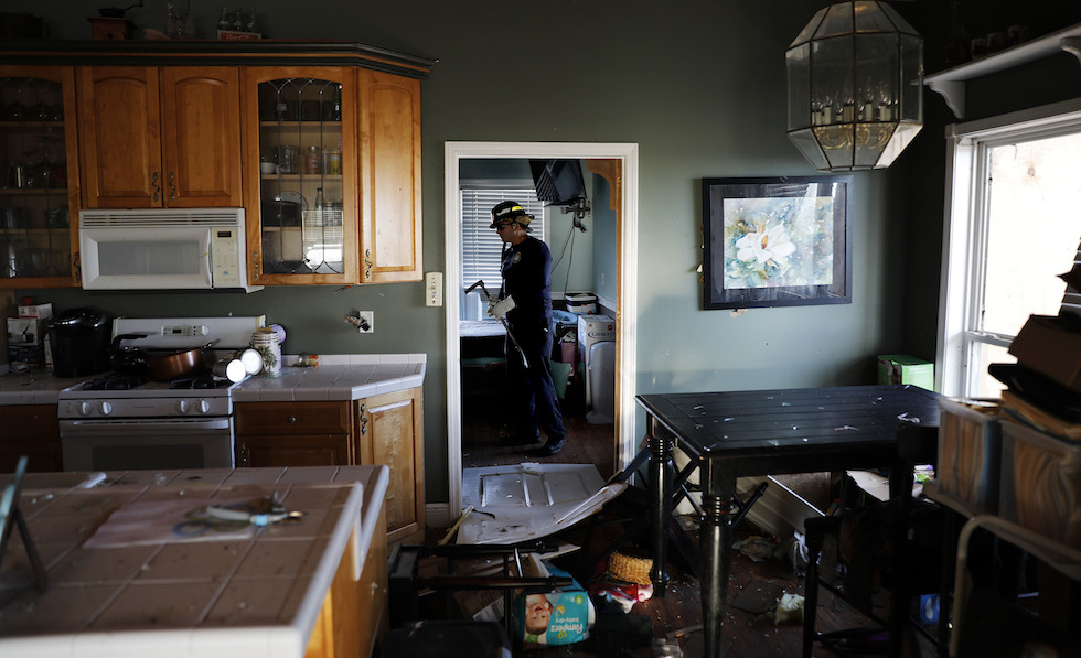 Un soccorritore cerca eventuali sopravvissuti in una casa di Mexico Beach colpita dall'uragano Michael, in Florida
(AP Photo/David Goldman)
