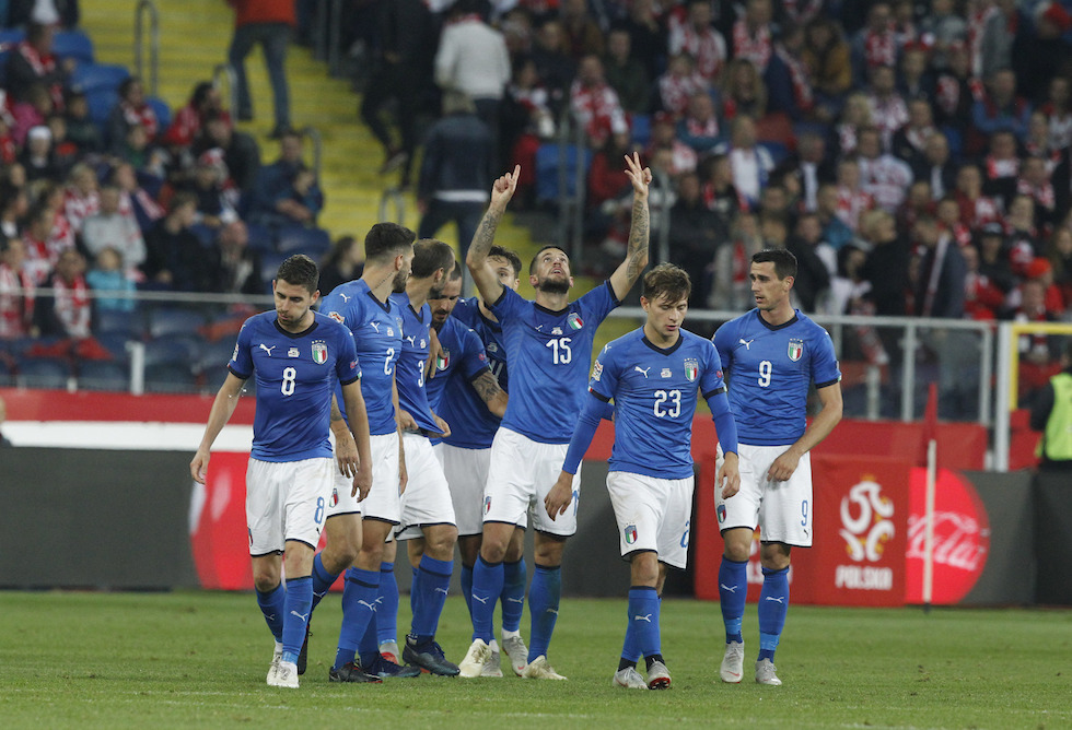 Biraghi festeggia il gol con i compagni. (AP Photo/Czarek Sokolowski)