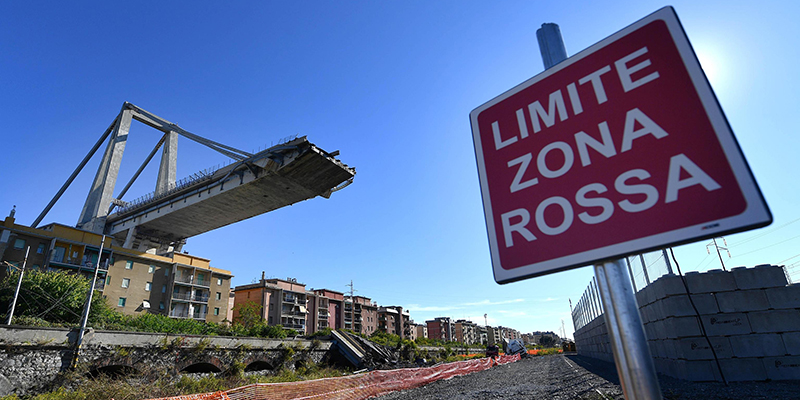 Il moncone di ponte Morandi visto dal limite della Zona Rossa. Genova, 4 ottobre 2018
(ANSA/LUCA ZENNARO)