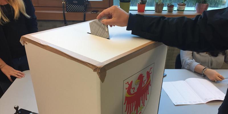 Un seggio a Bolzano, il 21 ottobre 2018. (ANSA/G.NEWS)