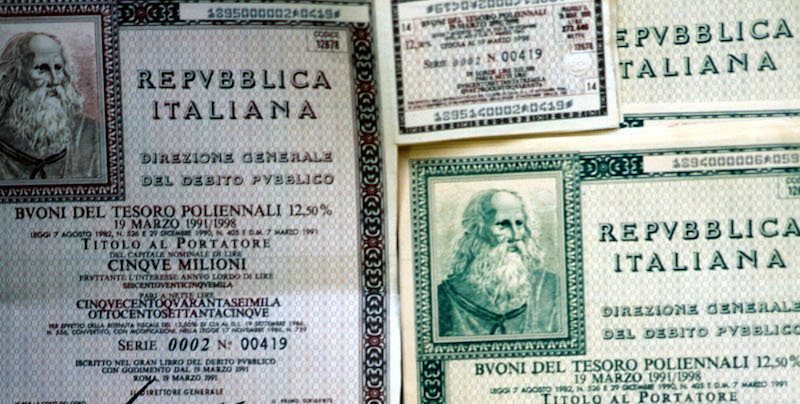 Alcuni vecchi buoni del tesoro italiani. (Giuseppe Giglia/ANSA)