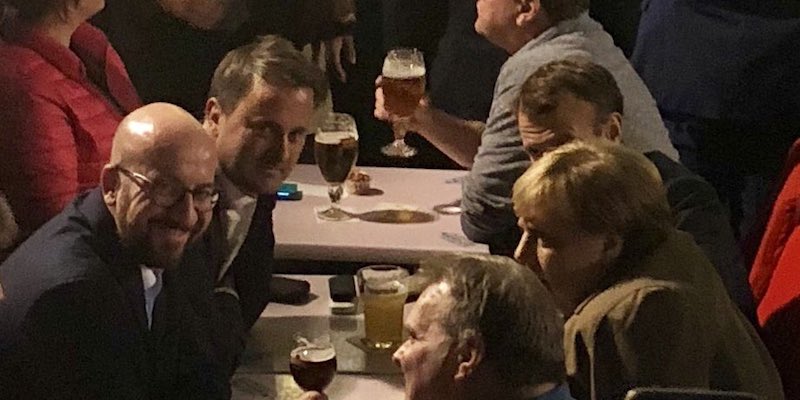 La cancelliera tedesca Angela Merkel, il presidente francese Emmanuel Macron, il primo ministro belga Charles Michel e il primo ministro lussemburghese Xavier Bettel prendono una birra a Bruxelles.