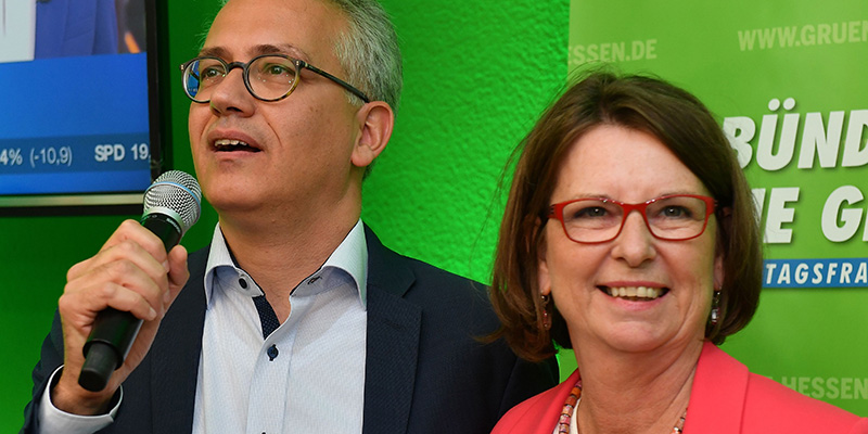 I due candidati dei Verdi in Assia Tarek Al-Wazir e Priska Hinz dopo i primi exit poll, Wiesbaden, 28 ottobre 2018 (TORSTEN SILZ/AFP/Getty Images)