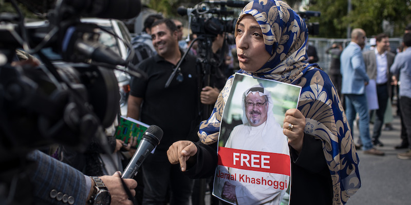 L'attivista yemenita Tawakkol Karman, premio Nobel per la pace del 2011, durante una protesta per la liberazione del giornalista saudita Jamal Khashoggi davanti al consolato dell'Arabia Saudita a Istanbul, il 5 ottobre 2018 (Chris McGrath/Getty Images)