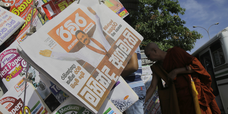 Quotidiani srilankesi con la notizia della nomina a primo ministro di Mahinda Rajapakse in prima pagina a Colombo, in Sri Lanka, il 27 otytobre 2018 (AP Photo/Eranga Jayawardena)