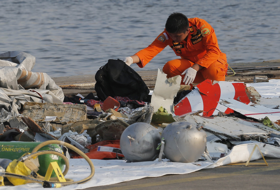 Resti trovati in mare nel punto dello schianto e che si ritiene appartengano ai passeggeri dell’aereo precipitato, Giacarta, 29 ottobre
(AP Photo/Tatan Syuflana)