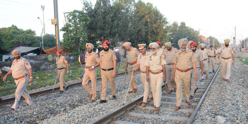 Poliziotti indiani sui binari dove il 19 ottobre 2018 un treno ha investito più di cento persone ad Amritsar, nel Punjab (NARINDER NANU/AFP/Getty Images)