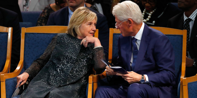 L'ex presidente statunitense Bill Clinton e l'ex segretaria di Stato Hillary Clinton. (AP Photo/Paul Sancya)