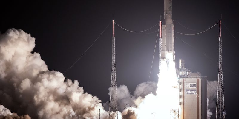 Il razzo Ariane 5 con cui è partita la missione dell'ESA BepiColombo, al decollo da Kourou, nella Guiana francese, il 19 ottobre 2018 (JODY AMIET/AFP/Getty Images)