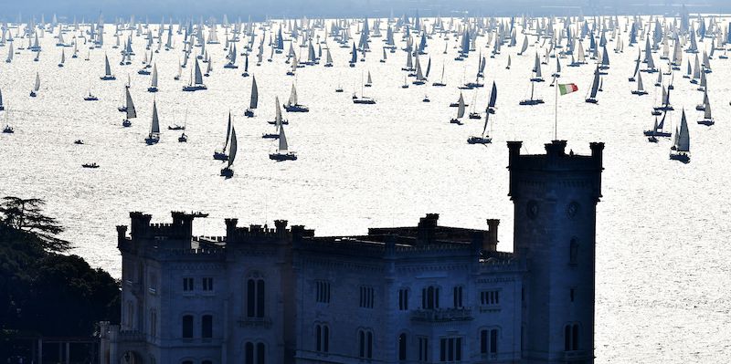 Le barche a vela nel golfo e il Castello di Miramare (VINCENZO PINTO/AFP/Getty Images)