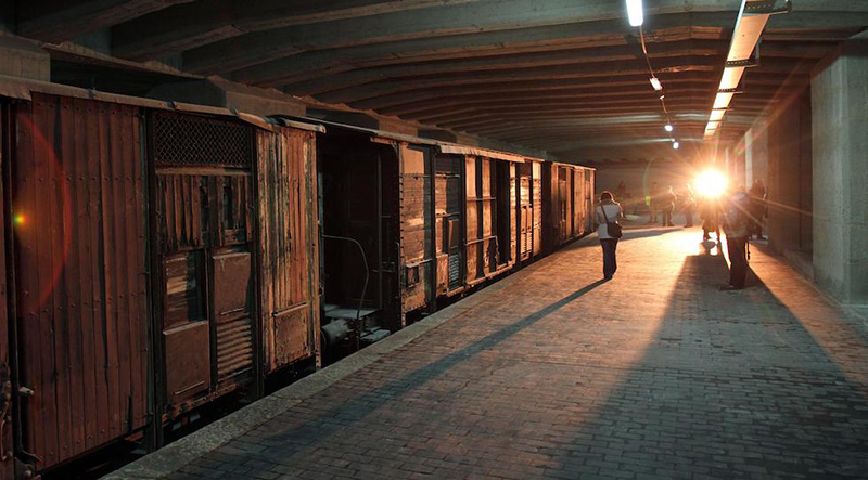 Alcuni vagoni usati durante la Seconda Guerra Mondiale per il trasporto degli ebrei nei campi di concentramento e sterminio, sul binario 21 della stazione Centrale di Milano, (MATTEO BAZZI / ANSA)