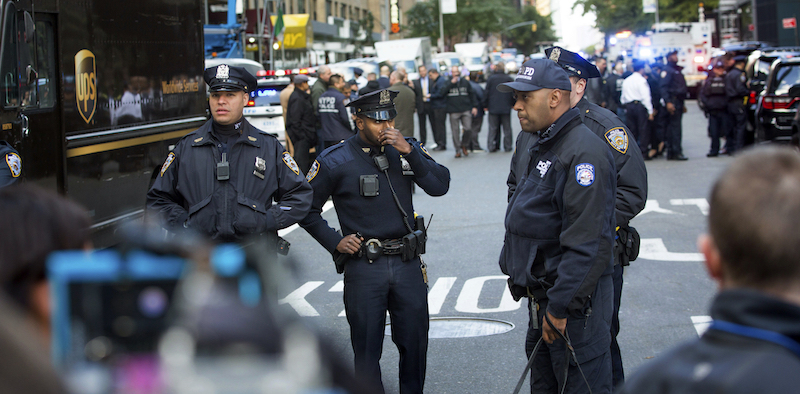 Polizia davanti alla sede di CNN al Time Warner Center di New York (AP Photo/Kevin Hagen).