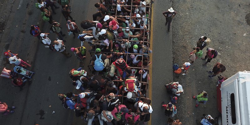 Migranti a bordo di un camion per il trasporto di bestiame, tra Pijijiapan e Arriaga, in Messico, il 26 ottobre 2018 (AP Photo/Rodrigo Abd)