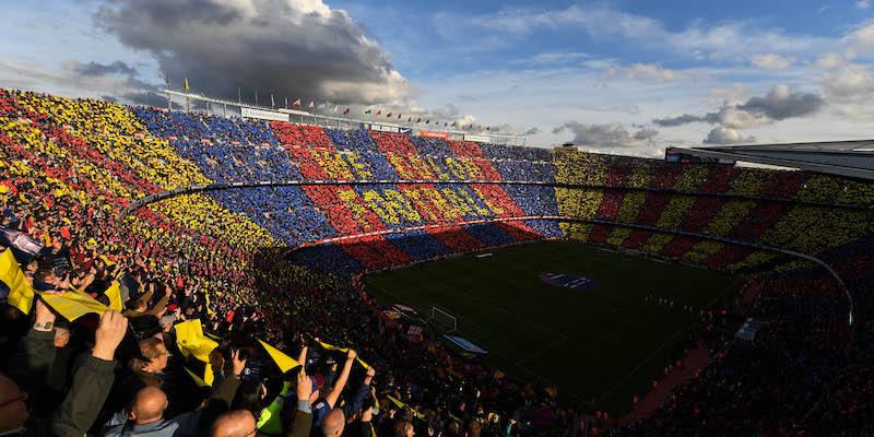 Il Camp Nou di Barcellona all'ingresso delle squadre per il classico del campionato spagnolo (David Ramos/Getty Images)