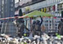 L'uomo armato che aveva preso in ostaggio una donna alla stazione di Colonia, in Germania, è 