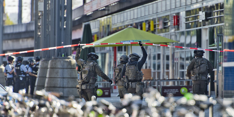 Poliziotti attorno alla stazione di Colonia (Michael Gottschalk/Getty Images)