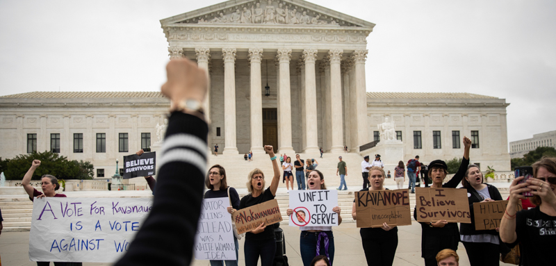 Manifestanti protestano contro la nomina di Brett Kavanaugh davanti alla Corte Suprema a Washington. (Drew Angerer/Getty Images)