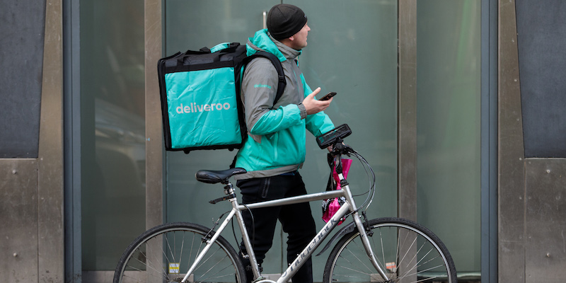 Un rider di Deliveroo, la piattaforma online per la consegna dei pasti a casa. (Jack Taylor/Getty Images)