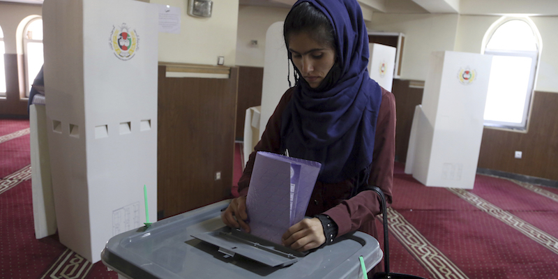 Una donna afghana vota per le elezioni parlamentari a Kabul, il 20 ottobre 2018 (AP Photo/Rahmat Gul)