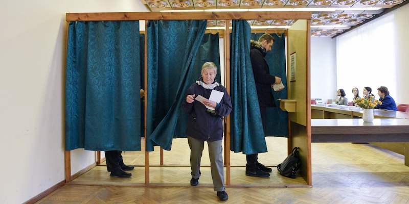 Il voto in un seggio elettorale di Ogre, in Lettonia, il 6 ottobre 2018 (ILMARS ZNOTINS/AFP/Getty Images)