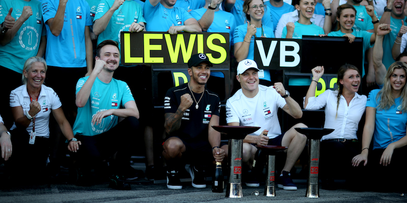 Lewis Hamilton festeggia con la Mercedes la vittoria nel Gran Premio del Giappone (Charles Coates/Getty Images)