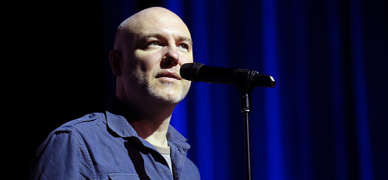 Gregg Alexander sul palco durante un festival cinematografico a Santa Barbara, in California, nel 2015 (Mark Davis/Getty Images for The Santa Barbara International Film Festival)