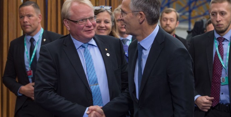 Il ministro della Difesa svedese Peter Hultqvist stringe la mano a Jens Stoltenberg, Segretario Generale della Nato. Tallinn, Estonia, 7 settembre 2017. (RAIGO PAJULA/AFP/Getty Images)