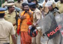 In India una folla di induisti ha lanciato oggetti e pietre contro un gruppo di donne che cercavano di entrare in un tempio sacro